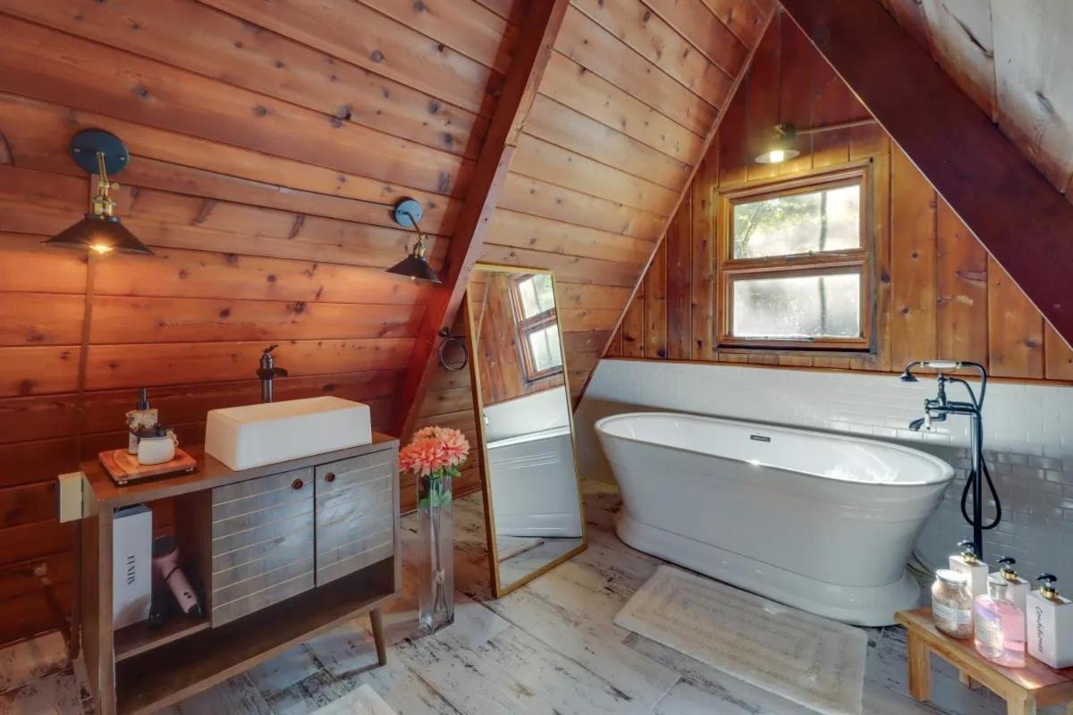 Pocono Getaway A Frame W/ Hot Tub Sauna Holiday home *